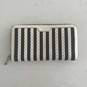 Women’s Henri Bendel Wallet; Used but still in good condition; missing zipper